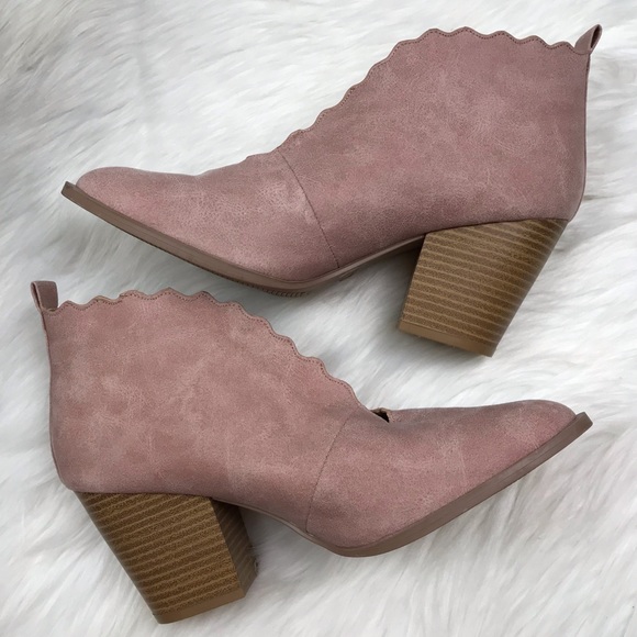Qupid Pink Scalloped V Cut Edge Booties Sz 9 EUC - Picture 4 of 8